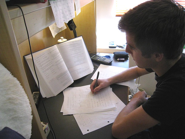 Photo d'un étudiant qui étudie à son bureau