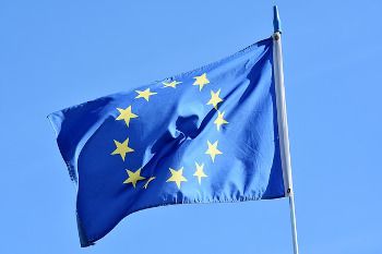 Photo d'un drapeau européen flottant au soleil